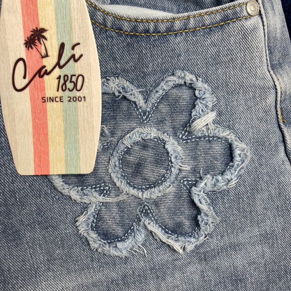 Cali 1850 Womens Light Wash Wide Leg Jeans Daisy Flower Patch Distressed Size 9 - Picture 4 of 10